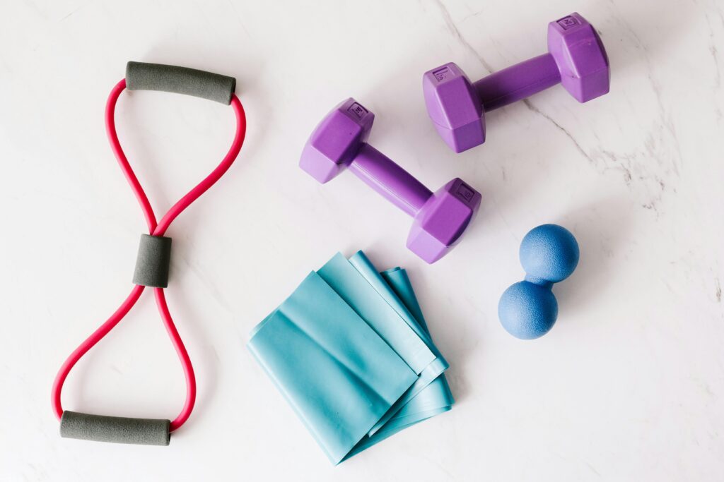 bandas elásticas o mancuernas para entrenar en casa
